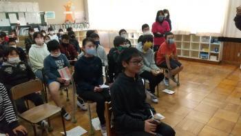 市立埼玉小学校の教室でおこなわれたオンライン交流会において、シャッタウアー選手と会話する児童たちの写真