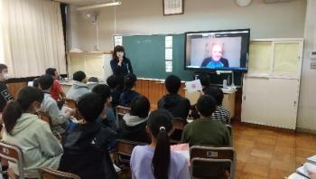 市立埼玉小学校の教室でおこなわれたオンライン交流会において、シャッタウアー選手の話を聞く児童たちを後ろから撮影した写真