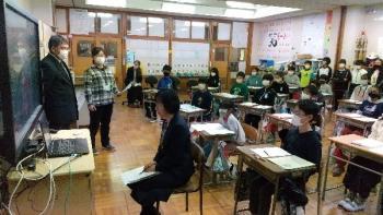 那須塩原市立西小学校の教室でおこなわれたオンライン交流会を左横から撮影した写真
