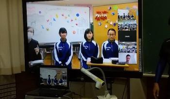 市立東那須野中学校の教室でおこなわれたオンライン交流会において、オネア選手と会話する生徒たちが映し出された電子黒板の写真