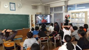 市立東小学校の教室でおこなわれたオンライン交流会において、アブリンガー選手と会話する児童たちを左後ろから撮影した写真