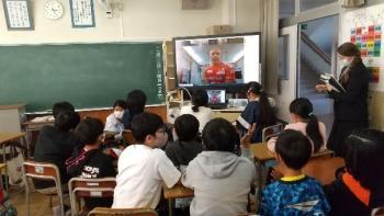 市立東小学校の教室でおこなわれたオンライン交流会において、アブリンガー選手と会話する児童たちを右後ろから撮影した写真