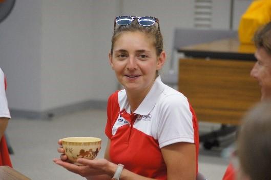茶道体験にて茶碗を手に持つサラ・ビリッチ選手の写真