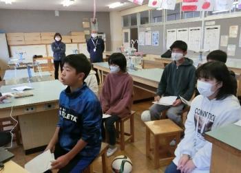 市立東原小学校の特別教室でおこなわれたオンライン交流会において、マルツィンケ選手と会話をする児童たちの写真