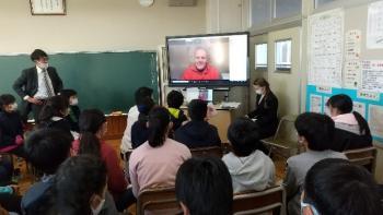 市立埼玉小学校の教室でおこなわれたオンライン交流会において、電子黒板に映し出されたシャッタウアー選手と会話する児童たちを後ろから撮影した写真