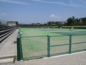 人工芝がひかれた約五面分のテニスコートが広がるくろいそ運動場第1テニスコートの写真