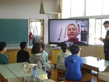 市立東原小学校の特別教室でおこなわれたオンライン交流会において、電子黒板に映し出されたマルツィンケ選手の話を聞く児童たちの写真