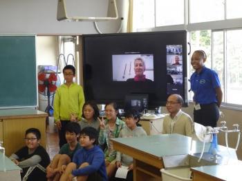 市立東原小学校の特別教室でおこなわれたオンライン交流会において、電子黒板に映し出されたマルツィンケ選手とともに記念撮影