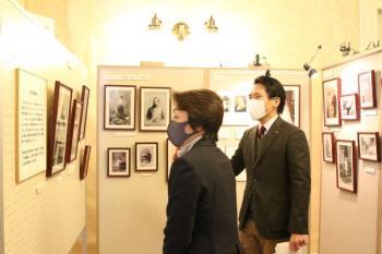 旧青木家那須別邸にて、渡辺市長の説明を受けつつ展示されている写真を見る橋本聖子オリパラ担当大臣の写真