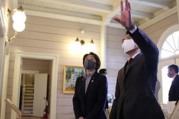 旧青木家那須別邸にて、渡辺市長の説明を受けつつ邸内を視察する橋本聖子オリパラ担当大臣の写真