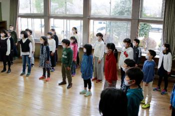 旧戸田小学校を改装した民間交流施設、北風と太陽にて、整列して合唱する市立青木小学校の児童たちの写真