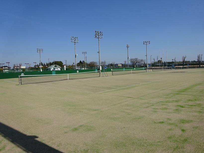 第3テニスコートの外観の写真。コート敷地内には照明設備の併設も確認できる