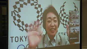 市立東那須野中学校の教室でおこなわれたオンライン交流会において、電子黒板に映し出された橋本オリパラ担当大臣の写真