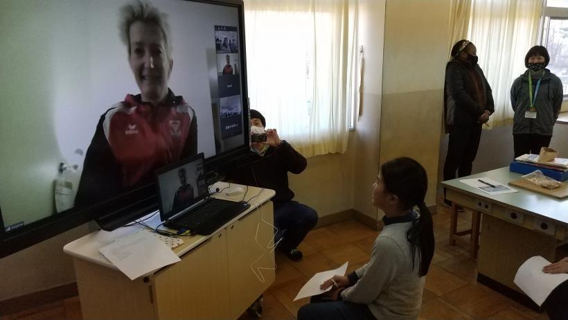 市立東原小学校の教室でおこなわれたオンライン交流会において、電子黒板に映し出されているマルツィンケ選手と会話する児童の写真