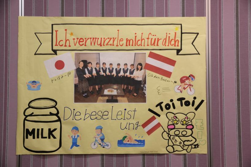 レストランの壁に貼られた、那須拓陽高校の生徒たちによる手作りの応援メッセージの写真