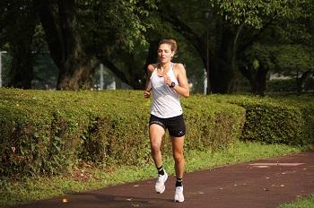 ランニングコースを走るサラ・ビリッチ選手の写真