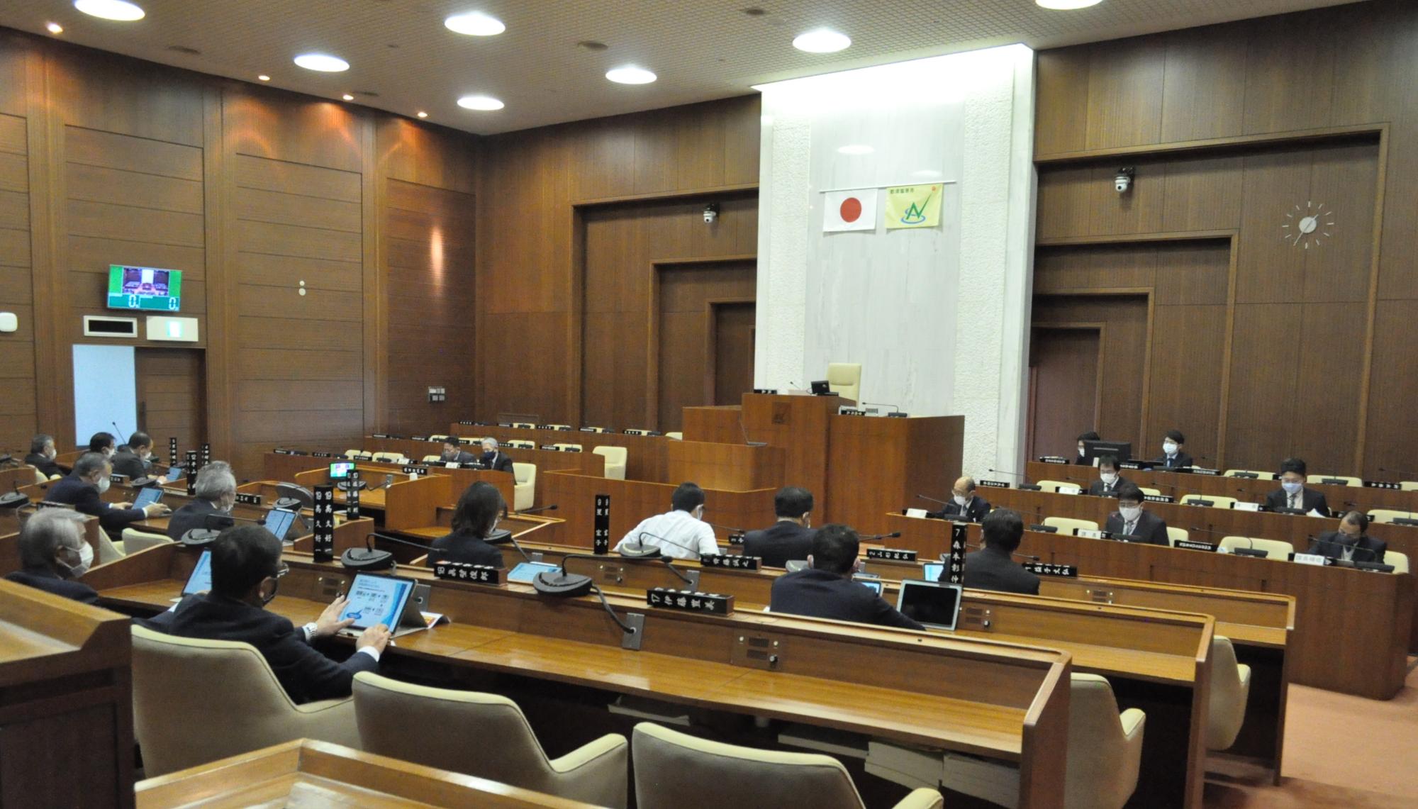 議場で開催した企業会計についての研修