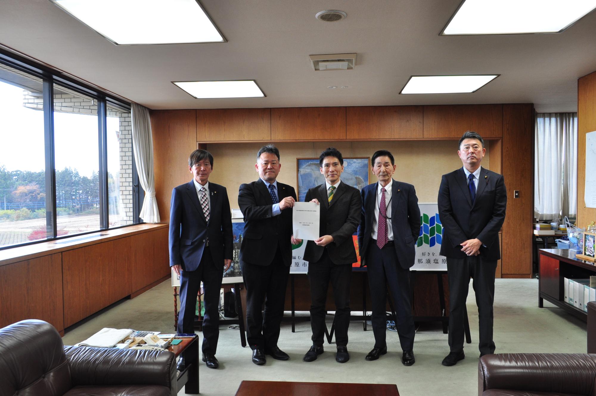 新庁舎建設事業に関する要望書提出の様子