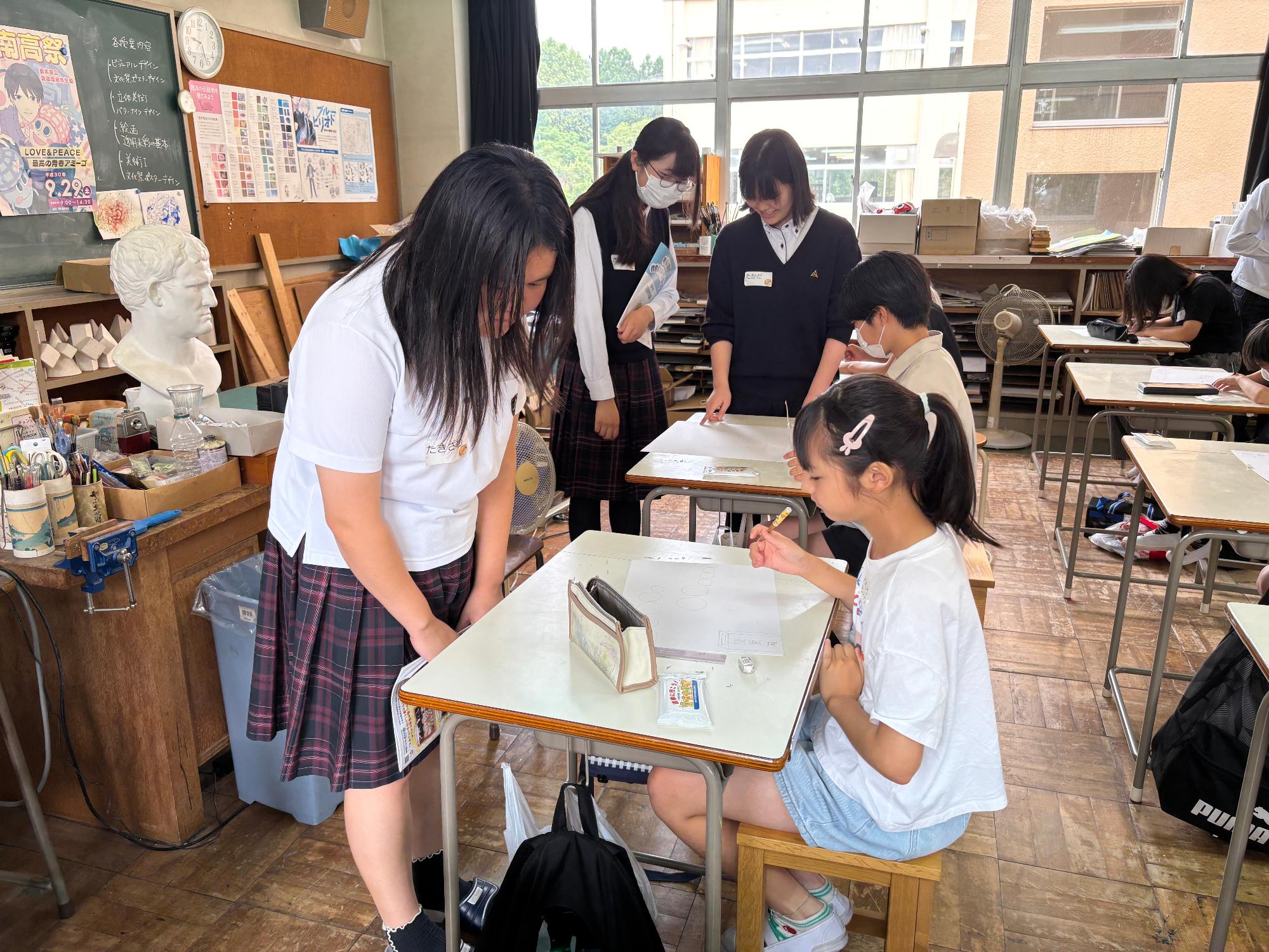 R8選挙啓発ポスター制作教室の様子3
