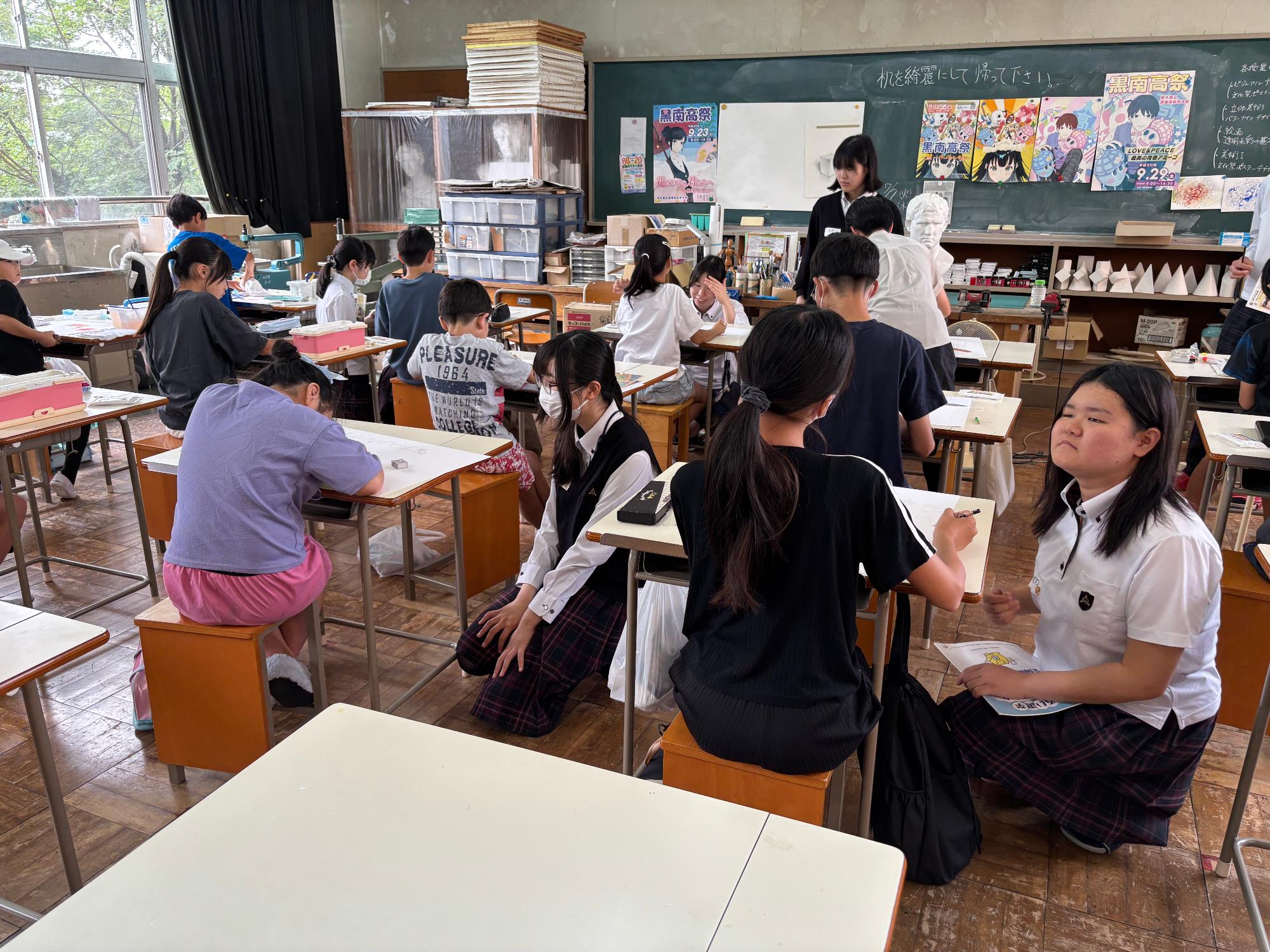R8選挙啓発ポスター制作教室の様子2