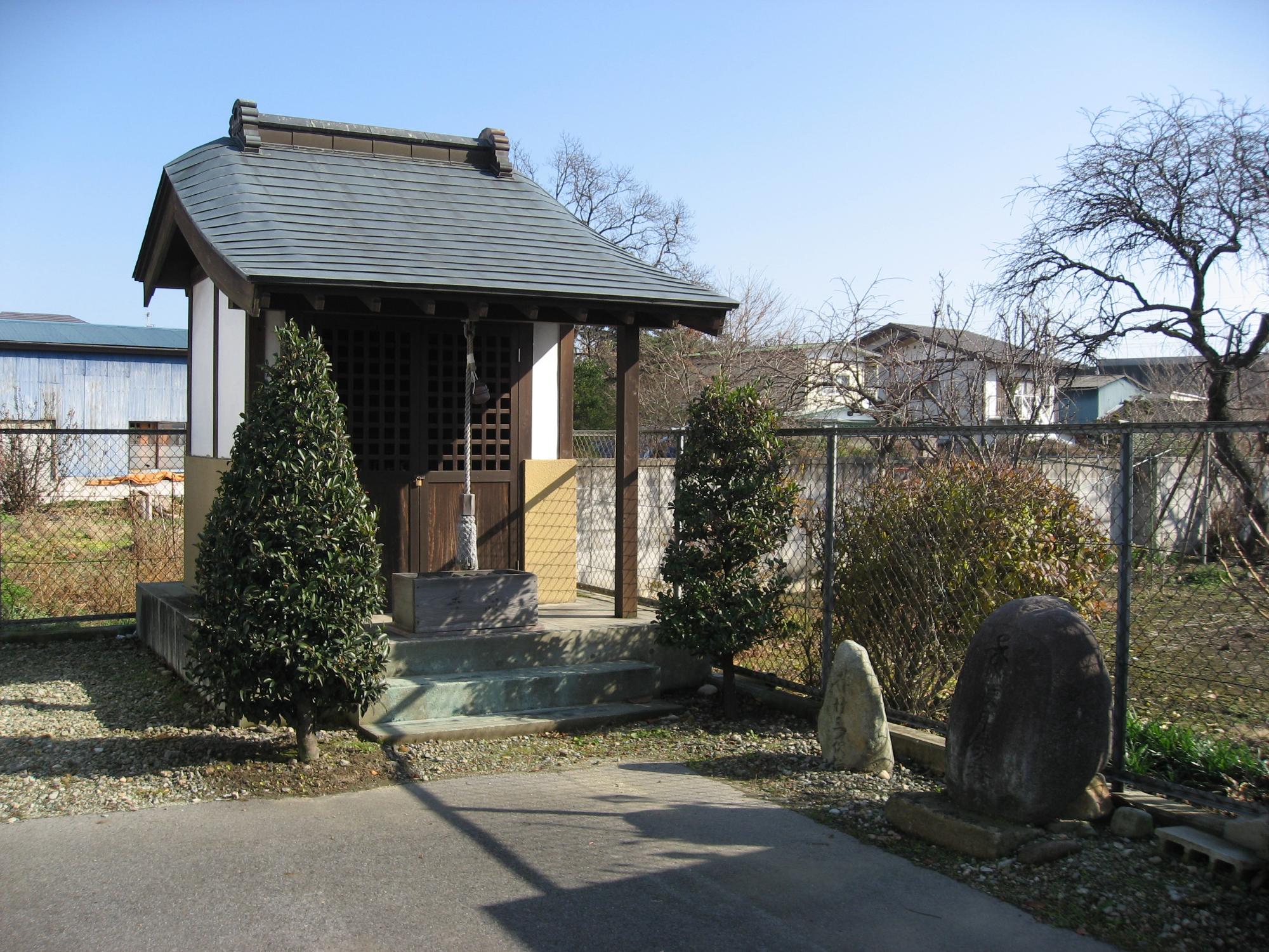 南郷屋公民館温泉神社と原街道道標