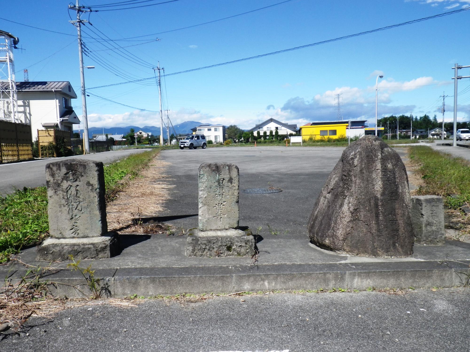 一区町馬頭観音と道標